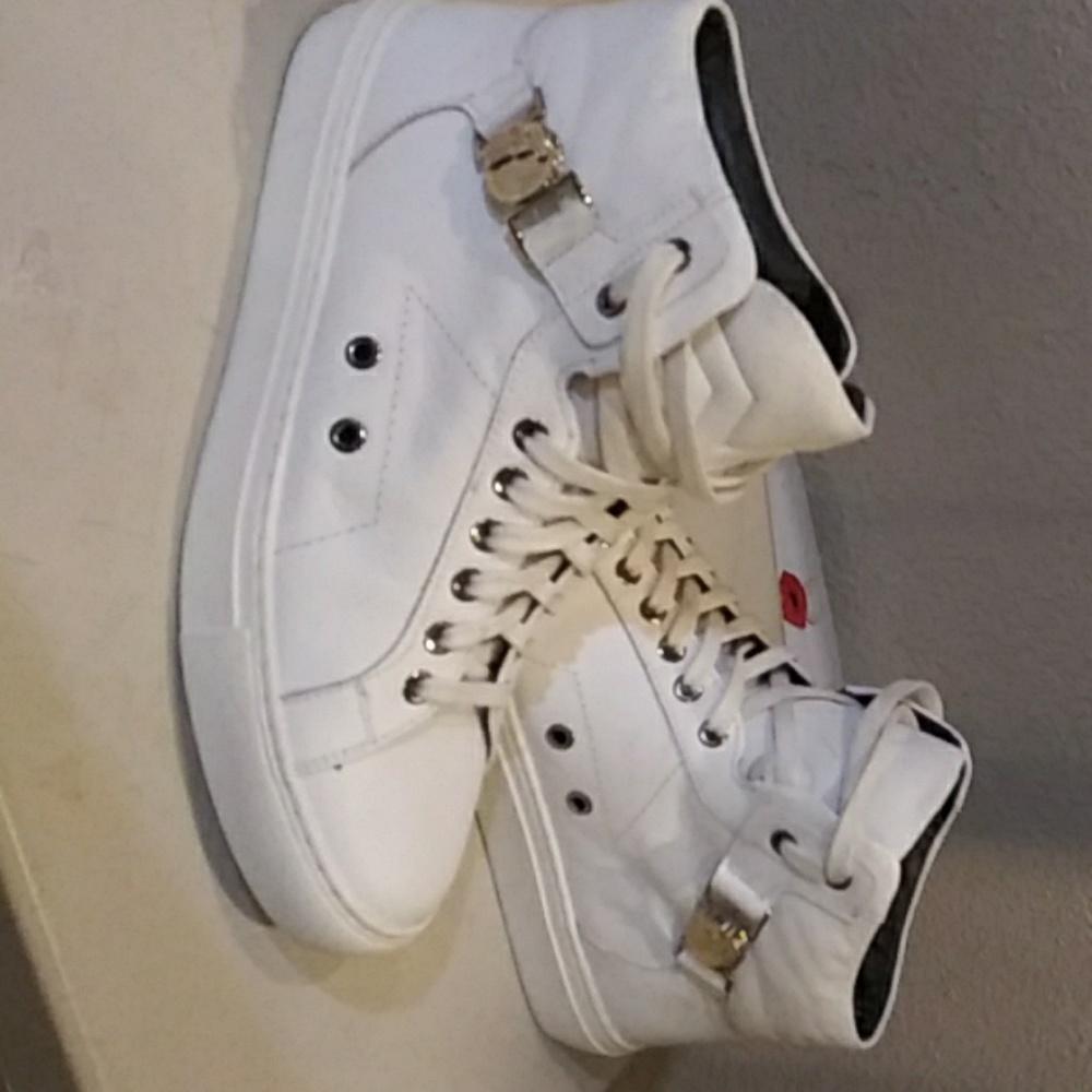 Tennis shoes